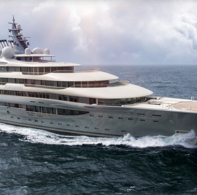 Comment s'appelle le bateau de Bernard Tapie ?